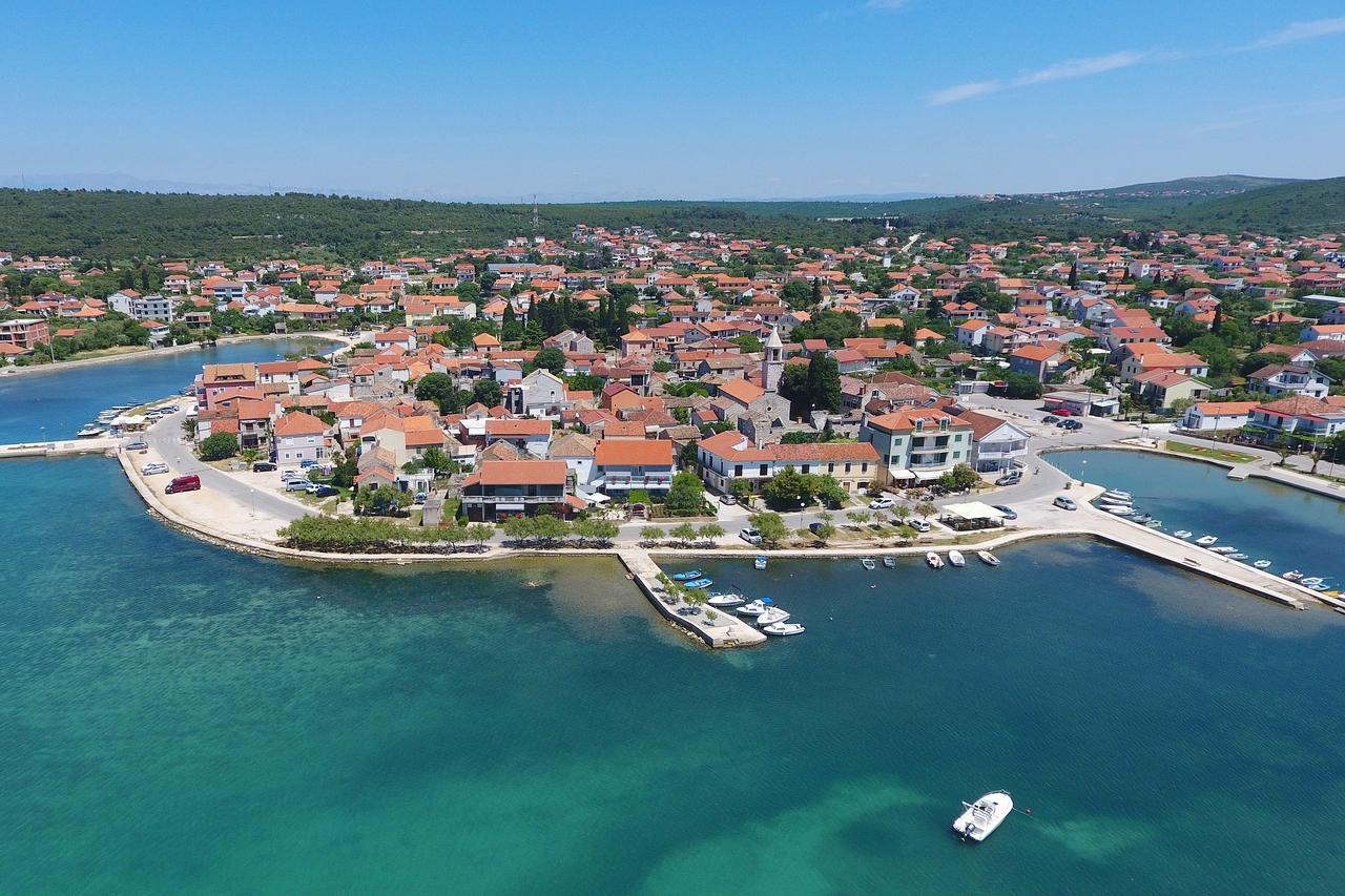 Holiday Home Zemljak Sukosan Luaran gambar